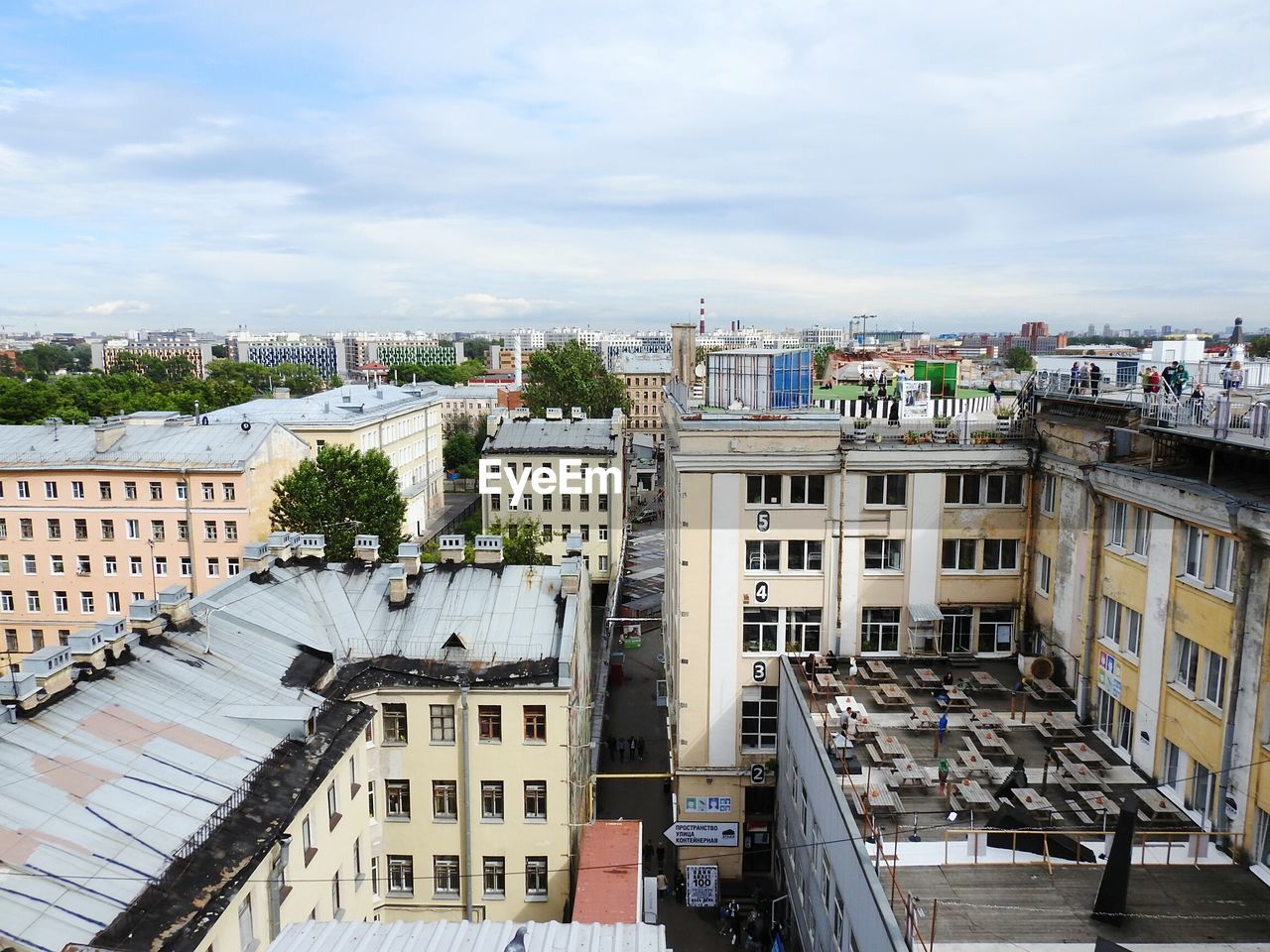 HIGH ANGLE VIEW OF BUILDINGS IN CITY