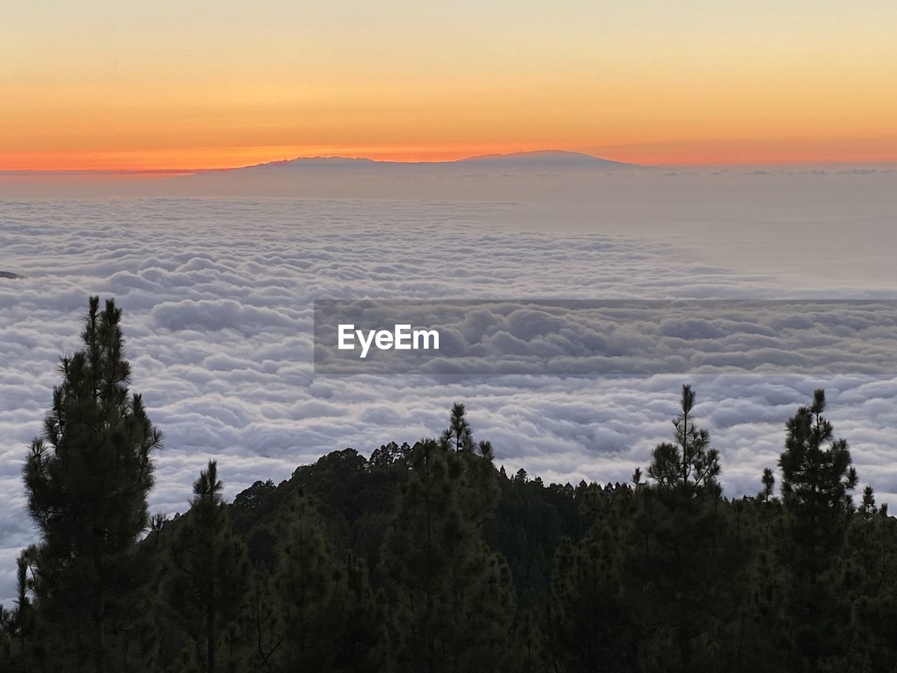 SCENIC VIEW OF LANDSCAPE AGAINST SKY AT SUNSET