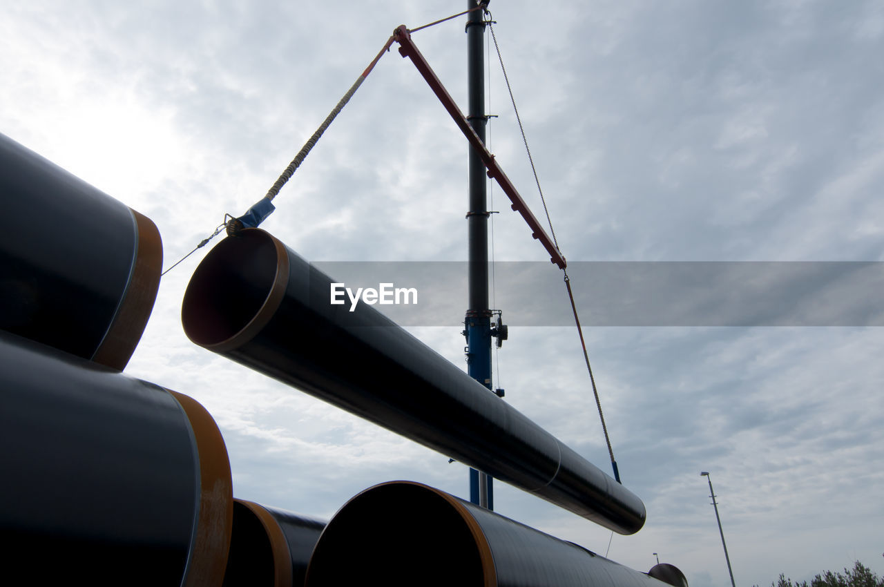 LOW ANGLE VIEW OF AIRPLANE ON SKY