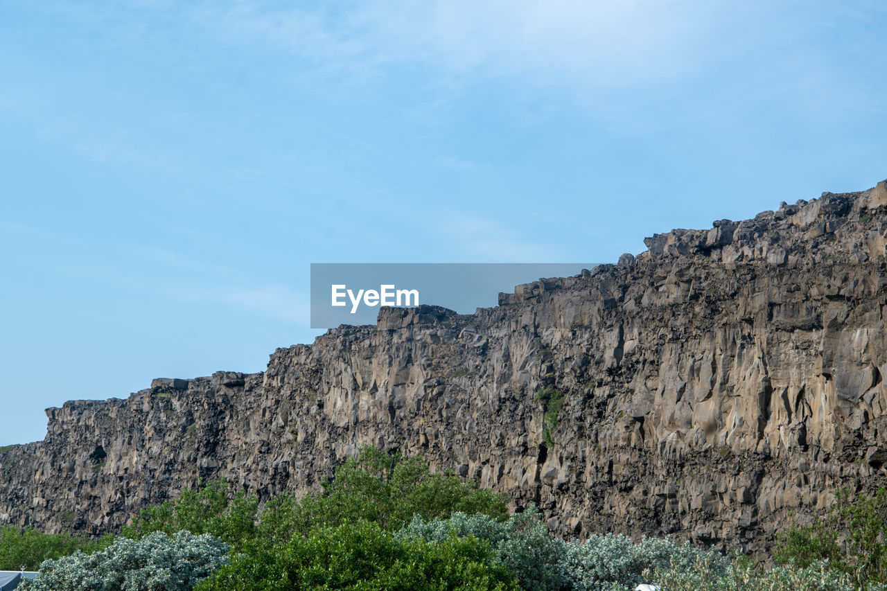 LOW ANGLE VIEW OF ROCK FORMATIONS ON MOUNTAIN AGAINST SKY