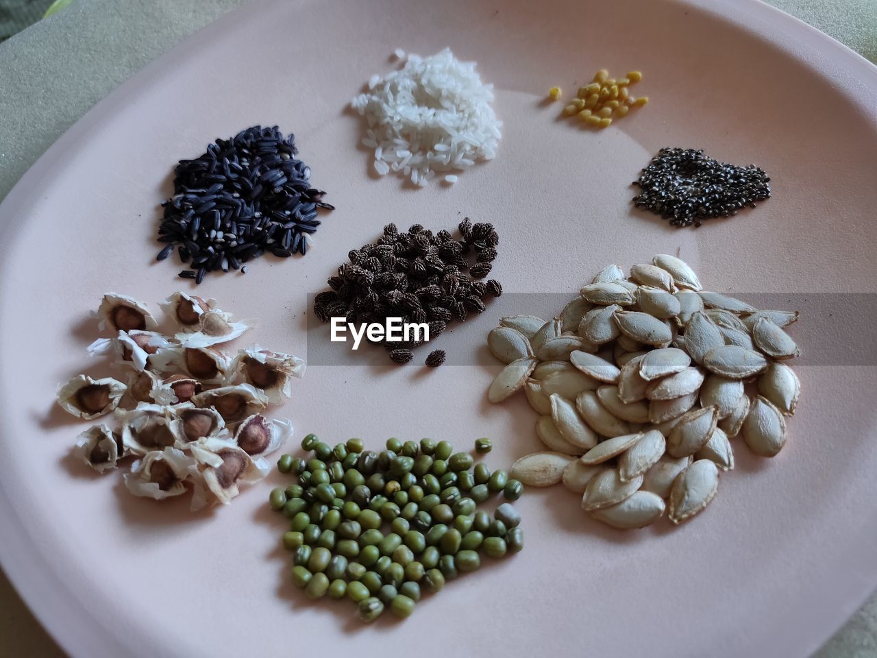 HIGH ANGLE VIEW OF FOOD IN BOWL