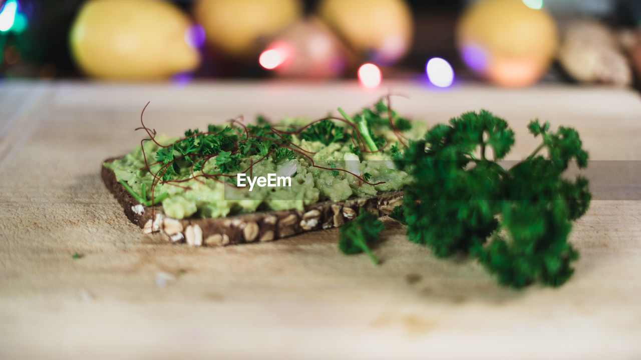 CLOSE-UP OF CHOPPED VEGETABLES ON TABLE