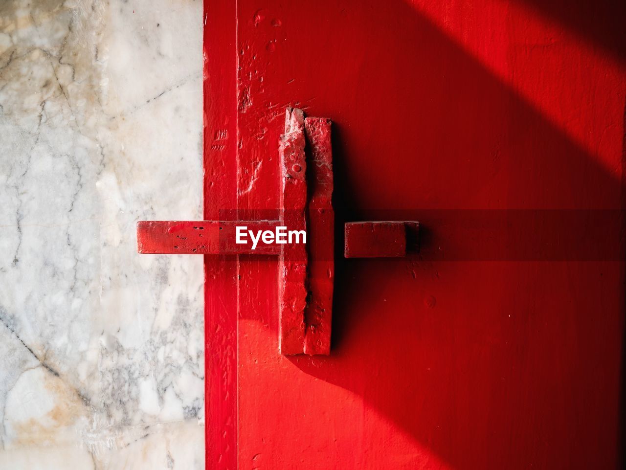 CLOSE-UP OF CLOSED RED DOOR