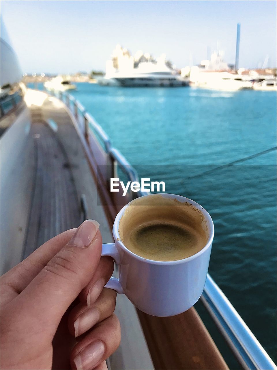 MIDSECTION OF MAN HOLDING COFFEE