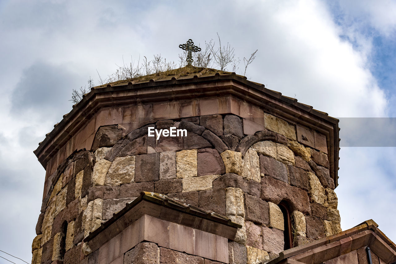 LOW ANGLE VIEW OF OLD BUILDING AGAINST SKY