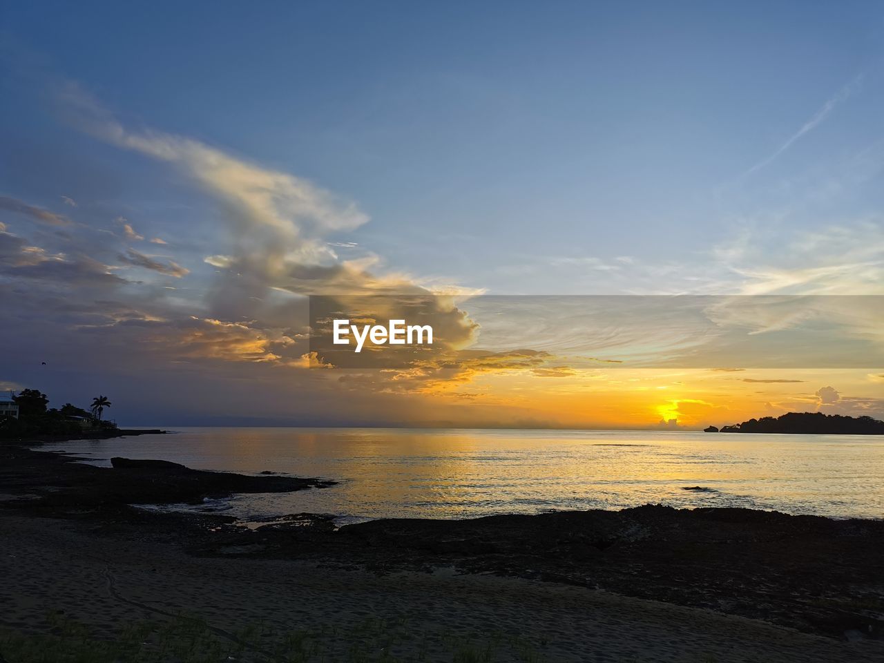 SCENIC VIEW OF SEA AGAINST SUNSET SKY