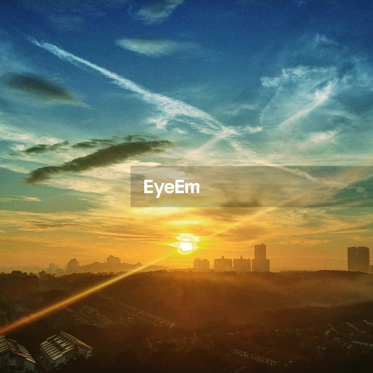 SCENIC VIEW OF LANDSCAPE AT SUNSET