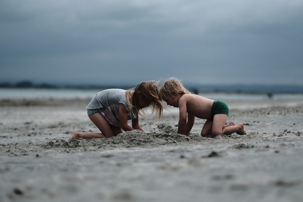 FRIENDS ON BEACH