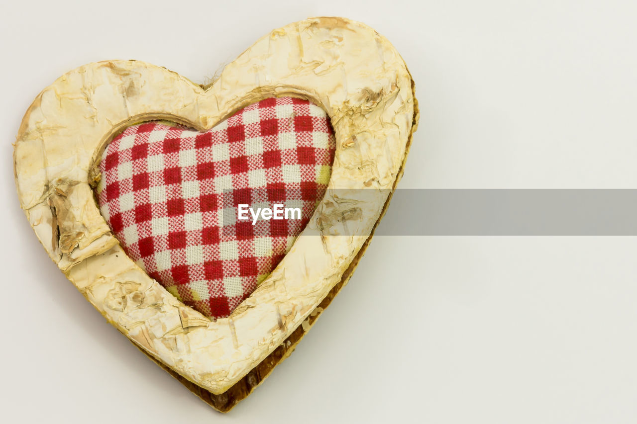 CLOSE-UP OF HEART SHAPE AGAINST WHITE BACKGROUND