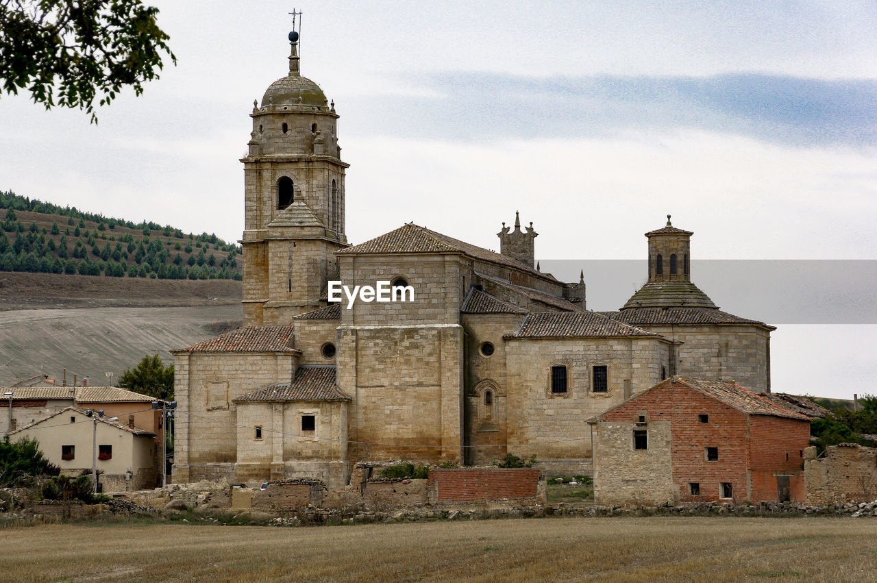 LOW ANGLE VIEW OF HISTORICAL BUILDING