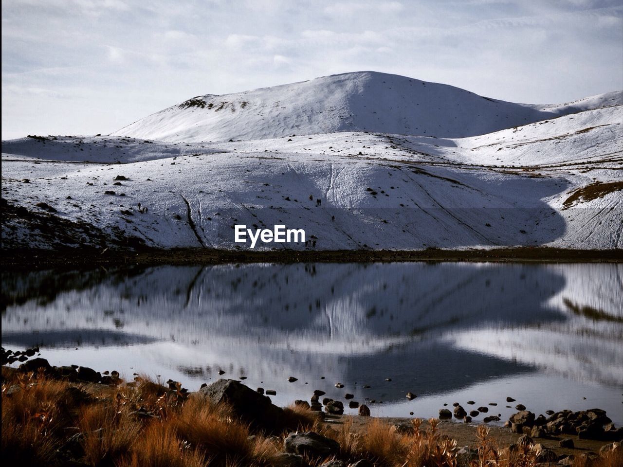 Panoramic view of lake and mountains against sky