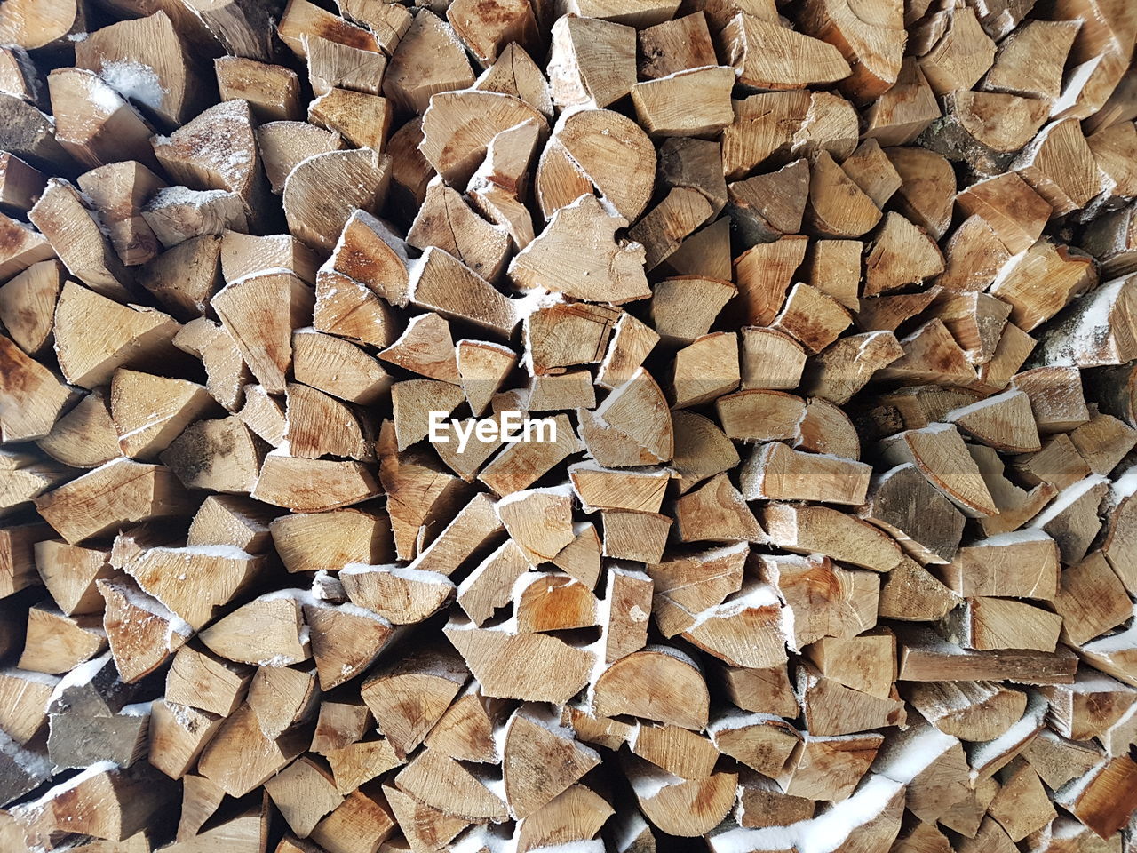 FULL FRAME SHOT OF FIREWOOD