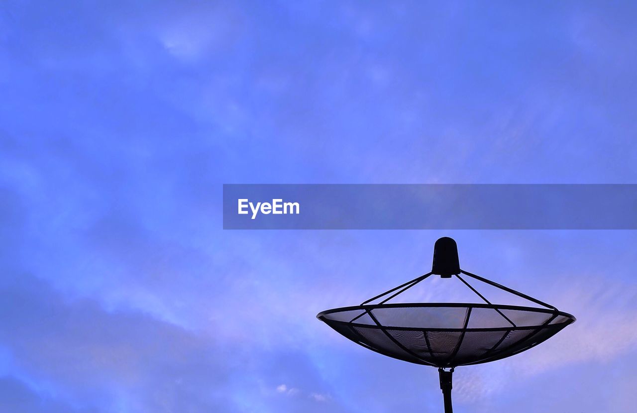 LOW ANGLE VIEW OF SILHOUETTE COMMUNICATIONS TOWER AGAINST BLUE SKY