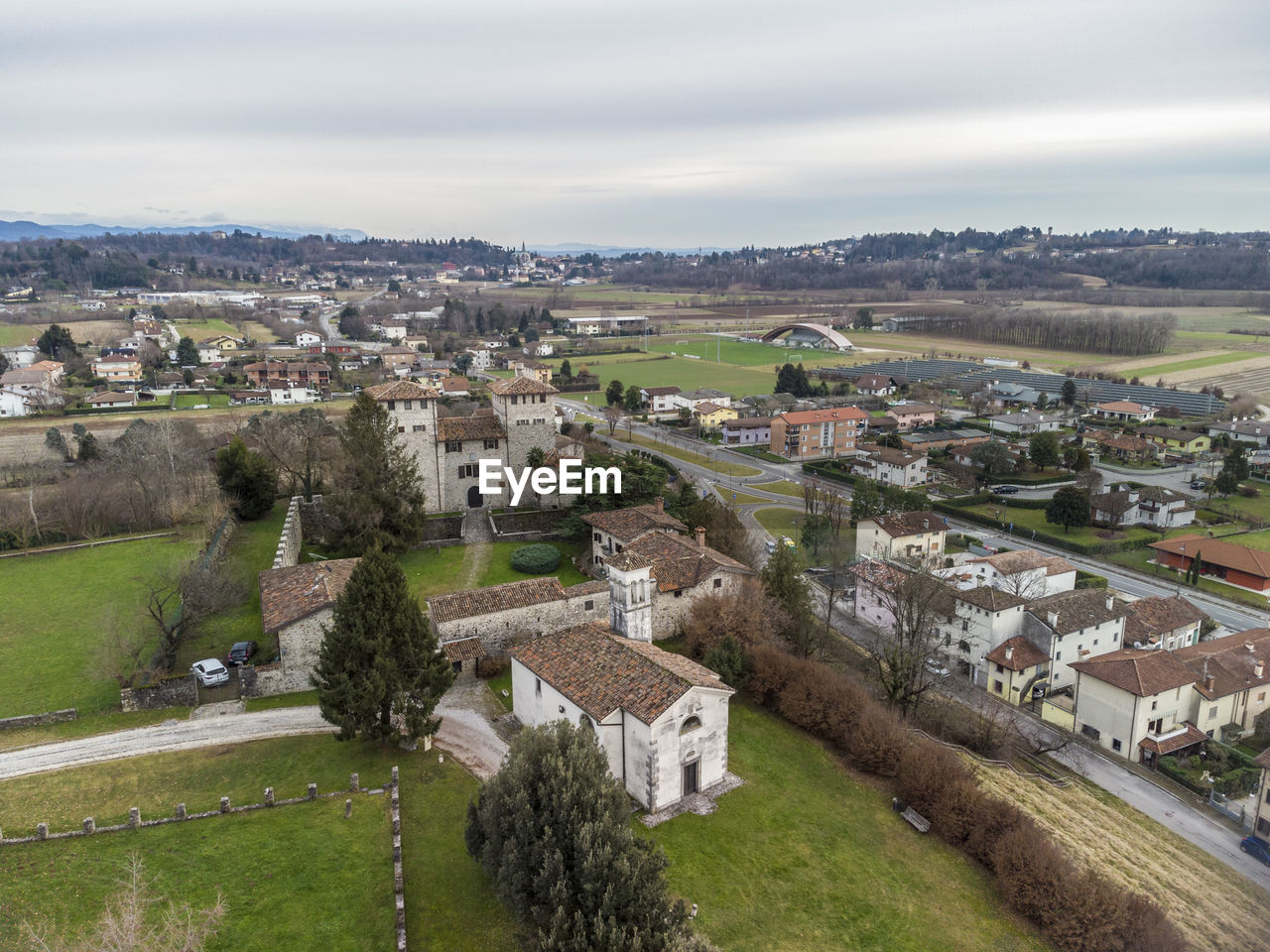 HIGH ANGLE VIEW OF TOWNSCAPE AGAINST SKY IN TOWN