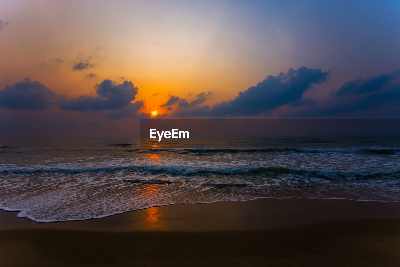 SCENIC VIEW OF SUNSET OVER SEA