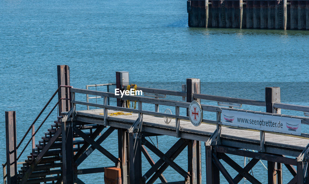 HIGH ANGLE VIEW OF PIER ON SEA