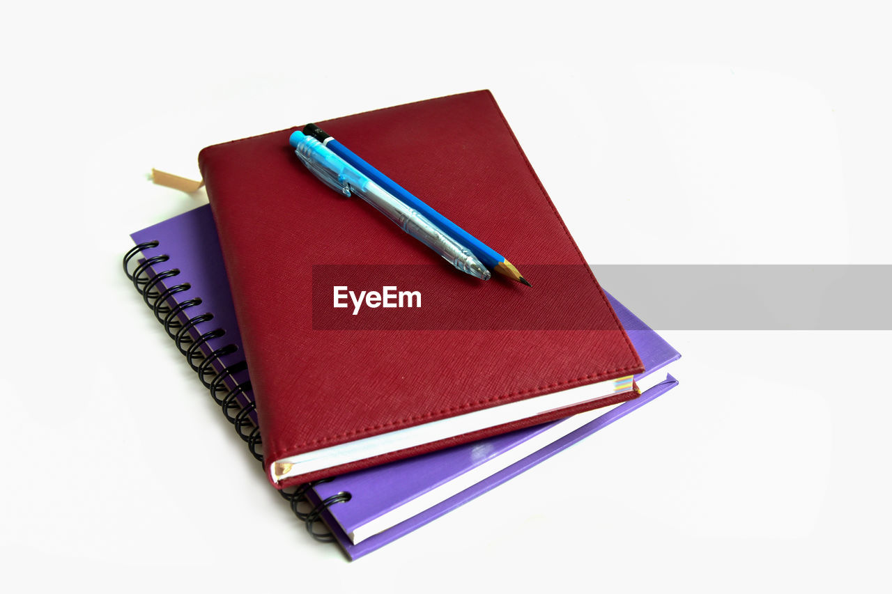 HIGH ANGLE VIEW OF PEN ON BOOK