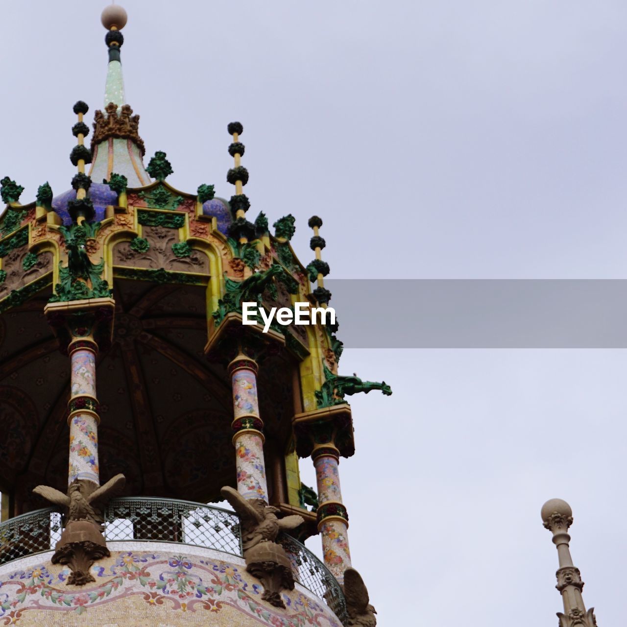 LOW ANGLE VIEW OF STATUES AGAINST SKY