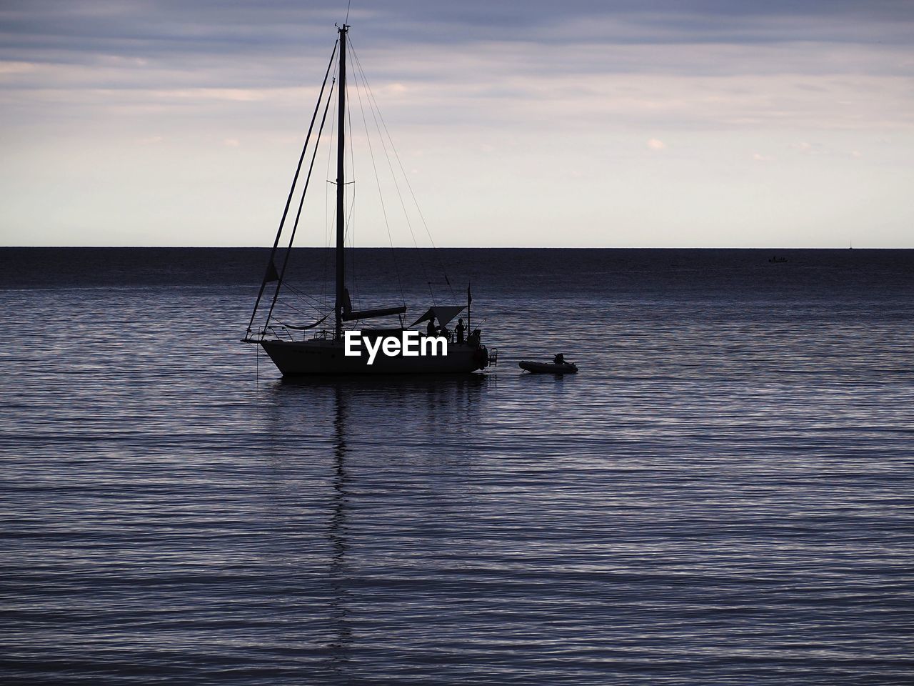 SAILBOAT SAILING ON SEA AGAINST SKY