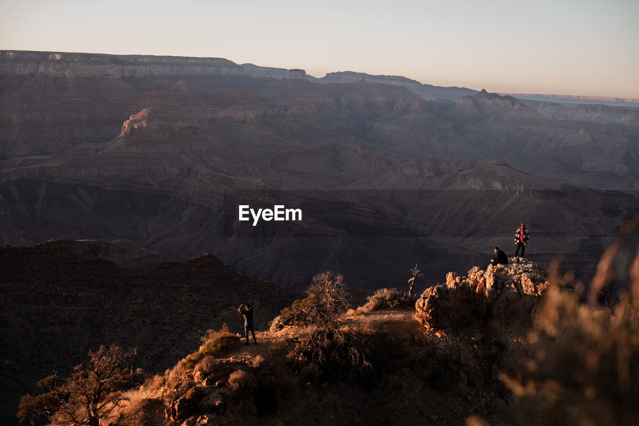 PANORAMIC VIEW OF PEOPLE ON MOUNTAIN AGAINST SKY