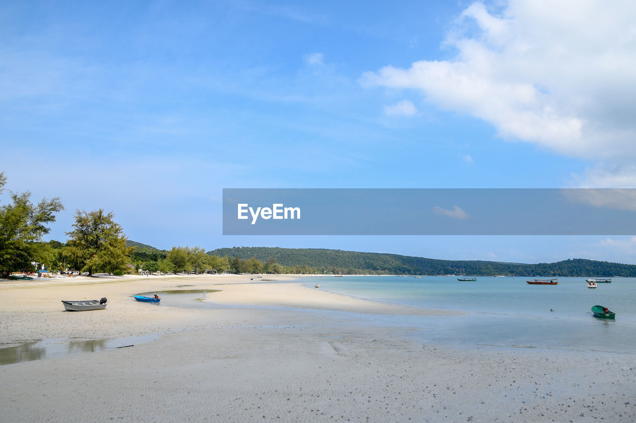 PANORAMIC VIEW OF BEACH AGAINST SKY