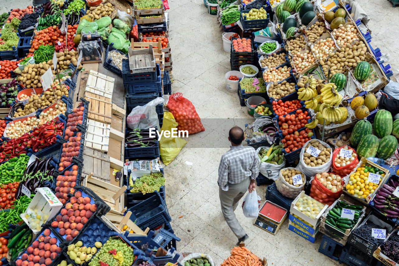 HIGH ANGLE VIEW OF VARIOUS FRUITS FOR SALE IN MARKET