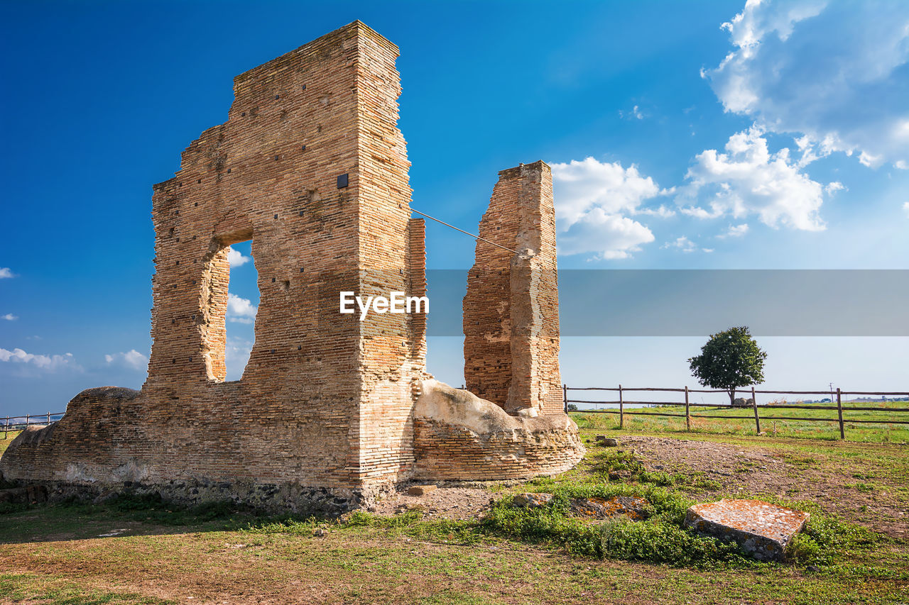 LOW ANGLE VIEW OF OLD RUINS