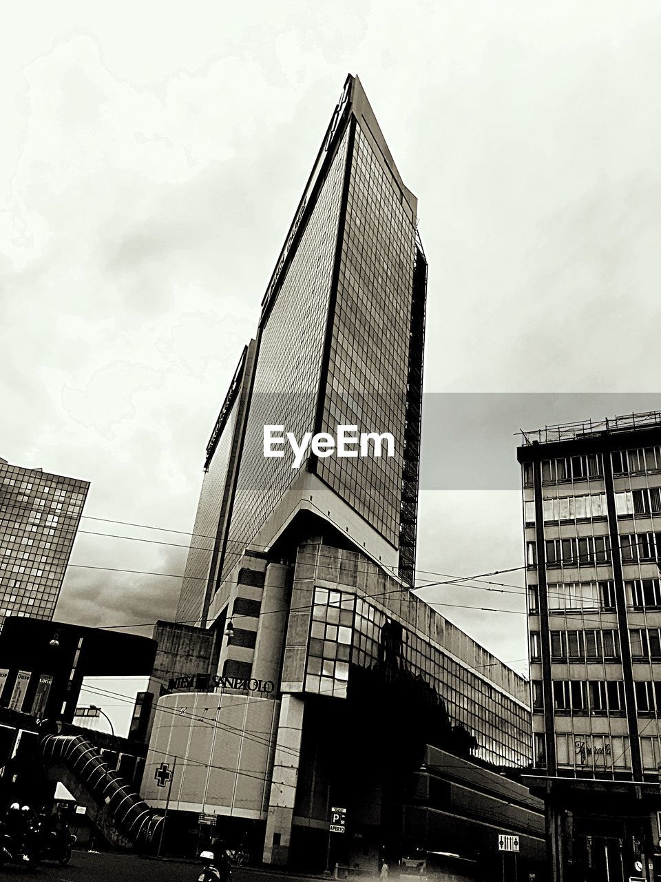 LOW ANGLE VIEW OF MODERN BUILDINGS AGAINST SKY