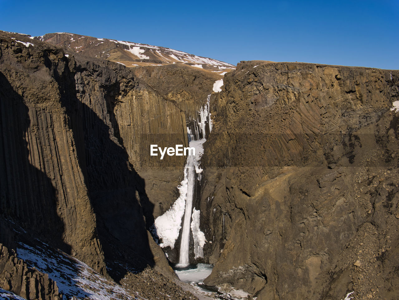 SCENIC VIEW OF MOUNTAIN AGAINST CLEAR SKY