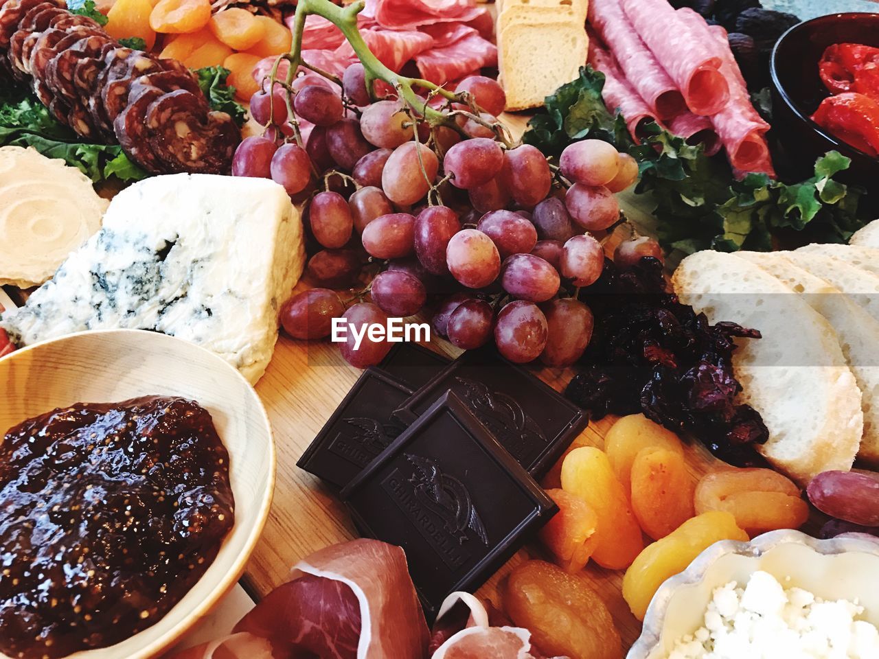 CLOSE-UP OF VEGETABLES AND BREAD