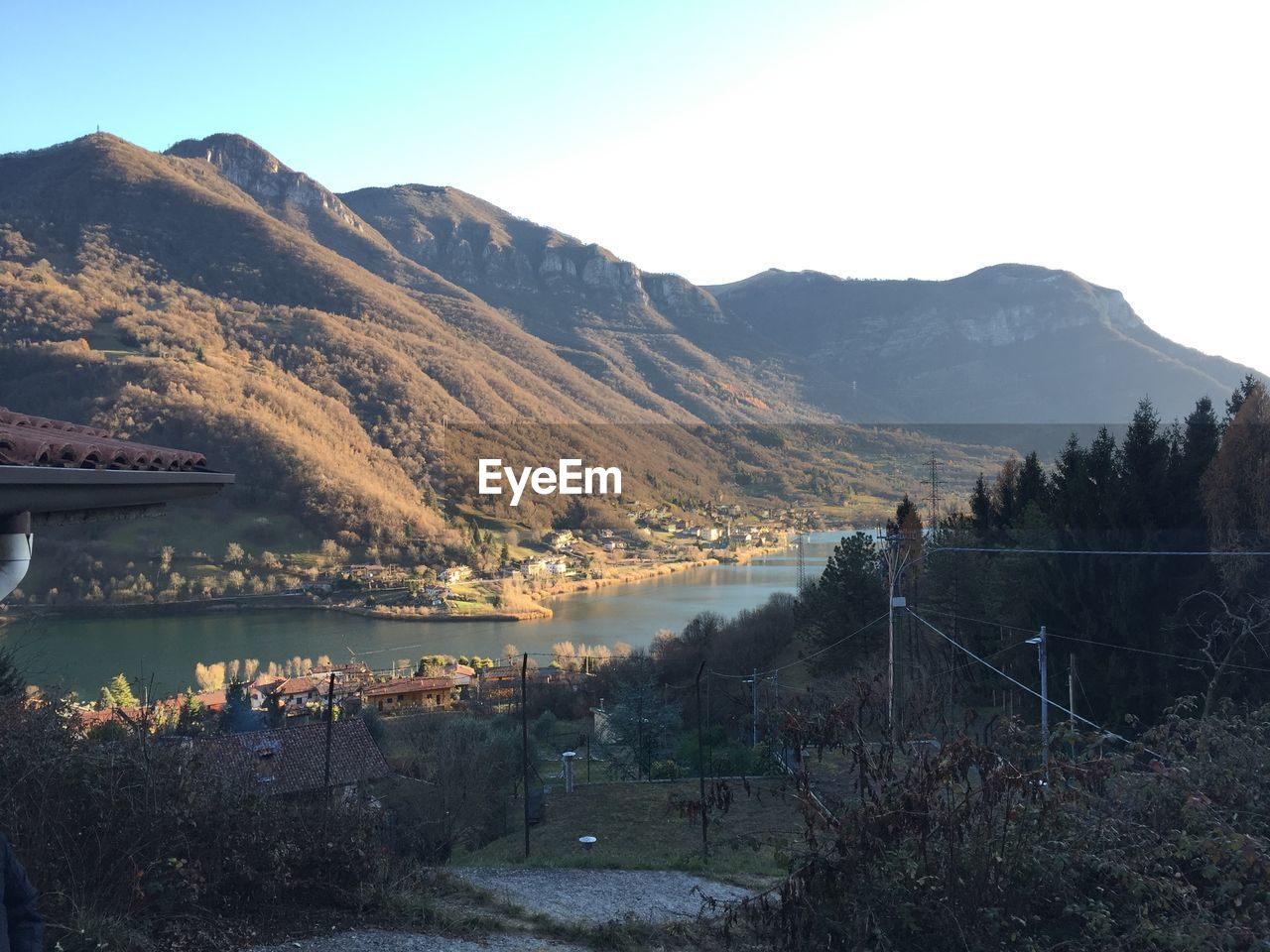 SCENIC VIEW OF TOWN AGAINST MOUNTAINS