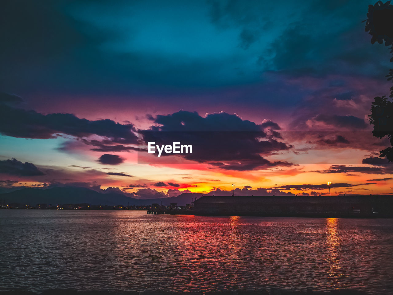 SCENIC VIEW OF SEA AGAINST DRAMATIC SKY