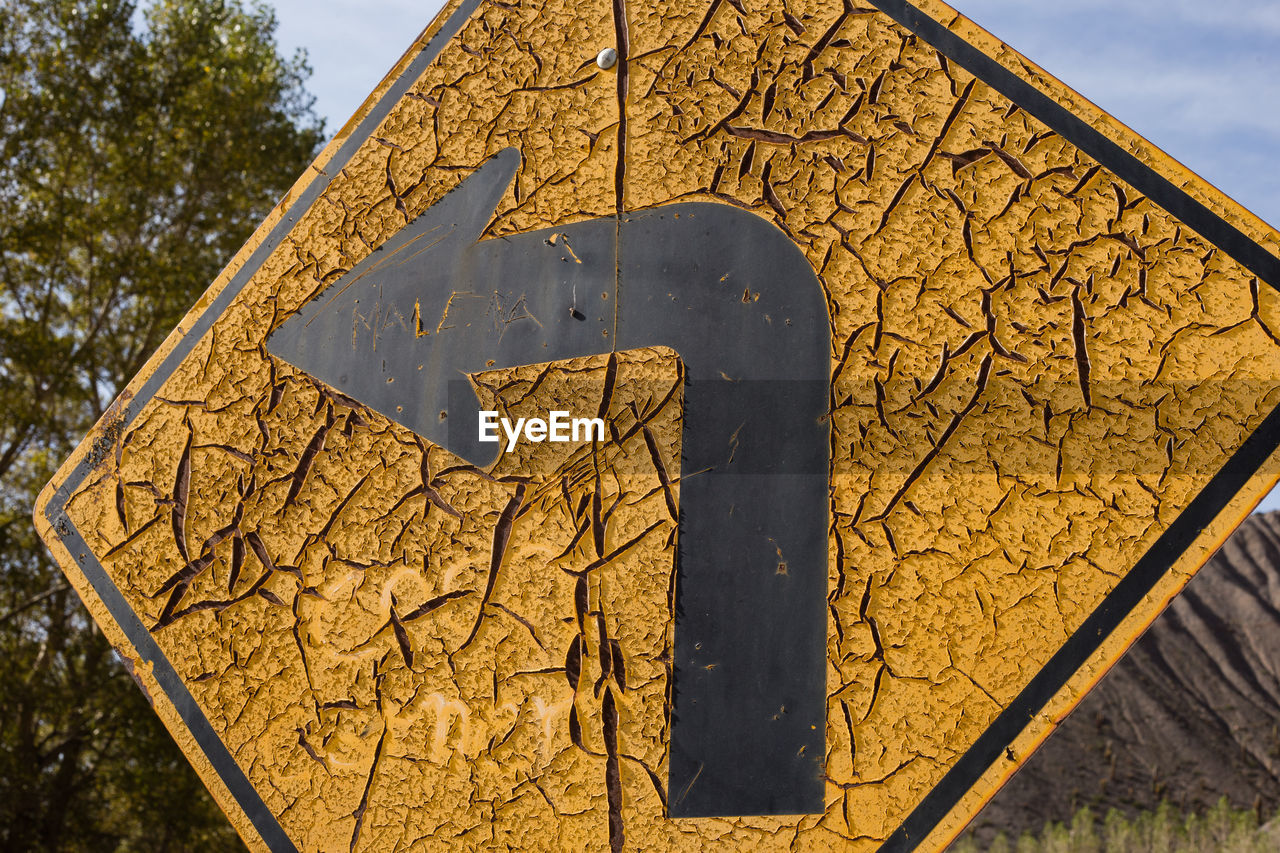 LOW ANGLE VIEW OF SIGN ON WALL