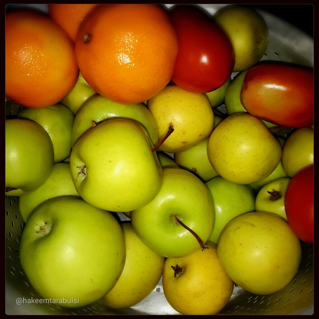 CLOSE-UP OF TOMATOES