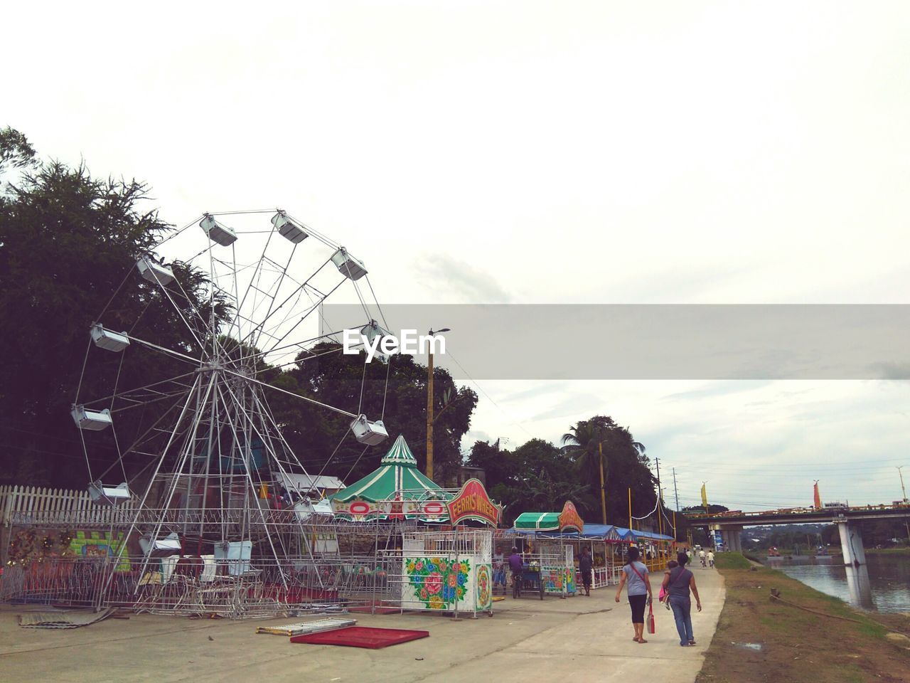 FERRIS WHEEL AT AMUSEMENT PARK