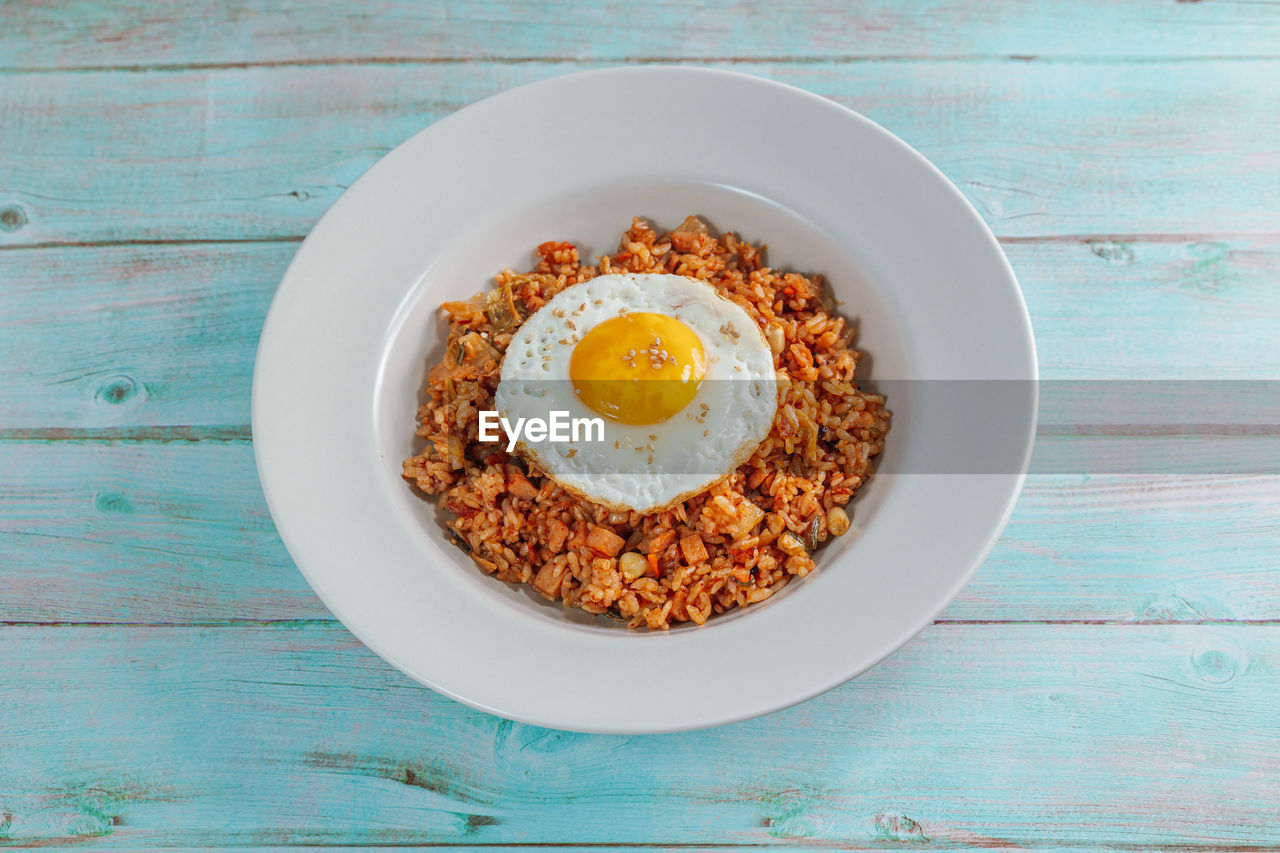 HIGH ANGLE VIEW OF BREAKFAST IN PLATE