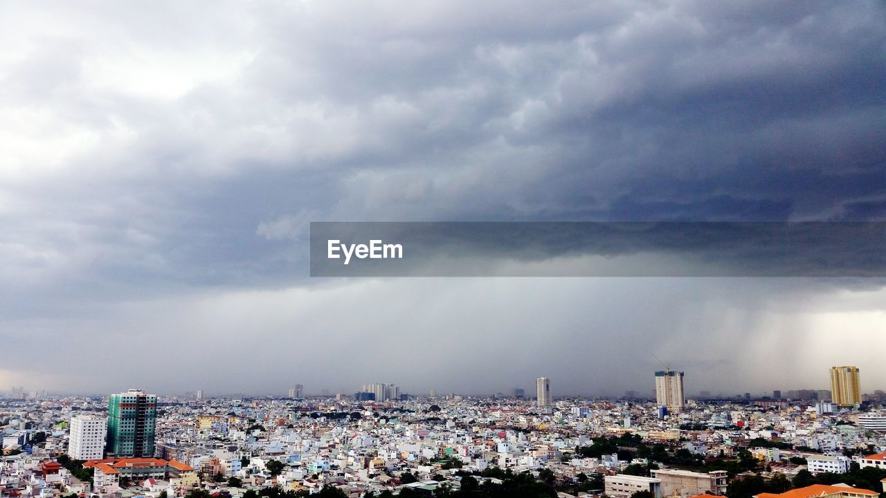 AERIAL VIEW OF CITYSCAPE AGAINST SKY