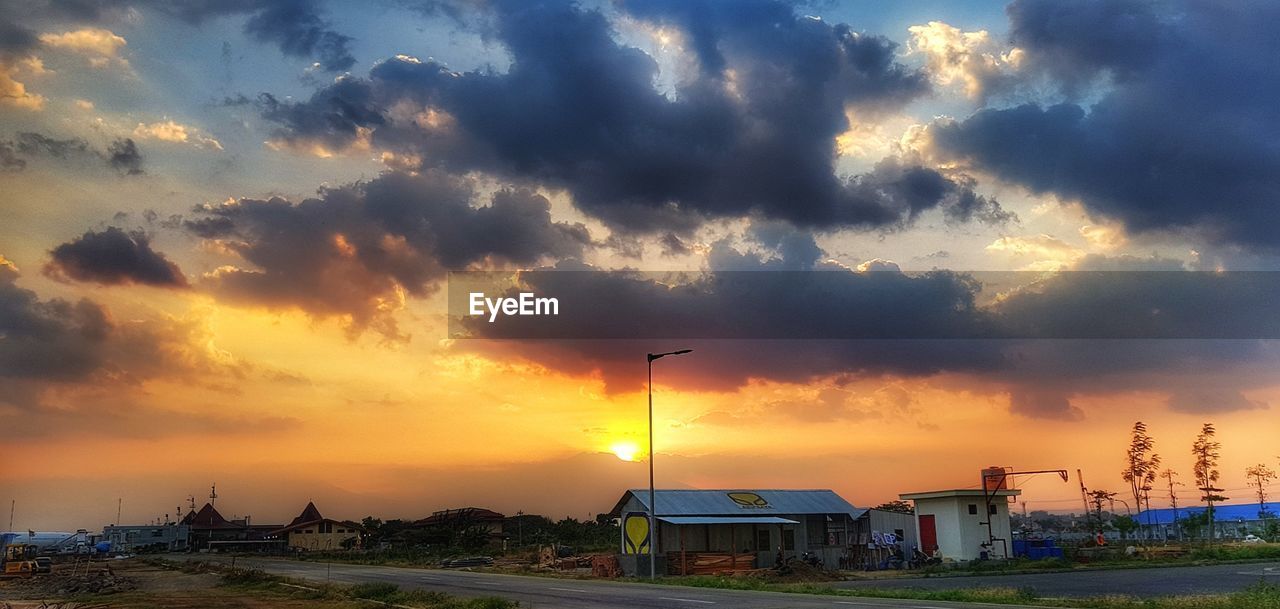 SCENIC VIEW OF DRAMATIC SKY OVER TOWN