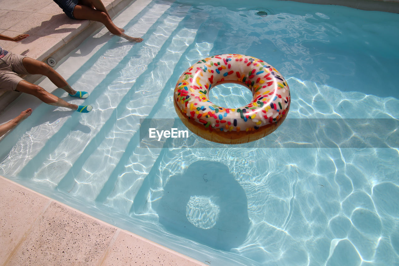 HIGH ANGLE VIEW OF FOOD IN POOL