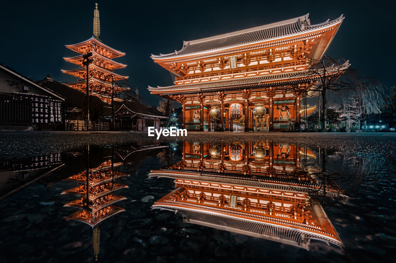 ILLUMINATED TRADITIONAL BUILDING AT NIGHT