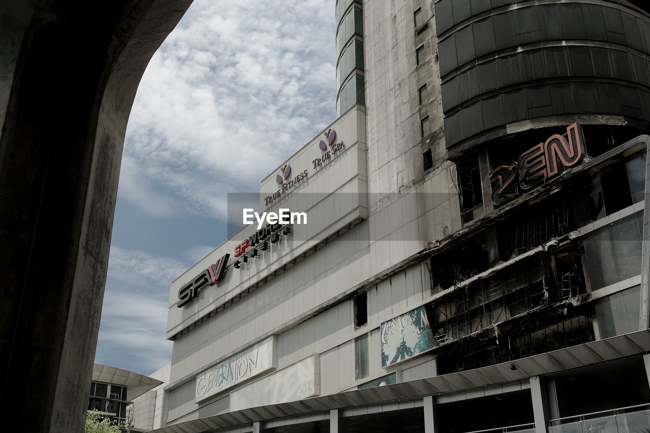 LOW ANGLE VIEW OF BUILDINGS AGAINST CLOUDY SKY