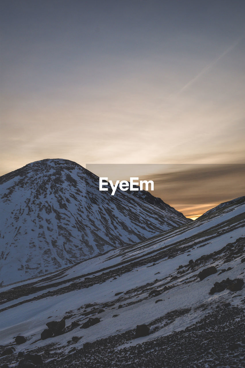 SCENIC VIEW OF SNOW COVERED MOUNTAINS AGAINST SKY