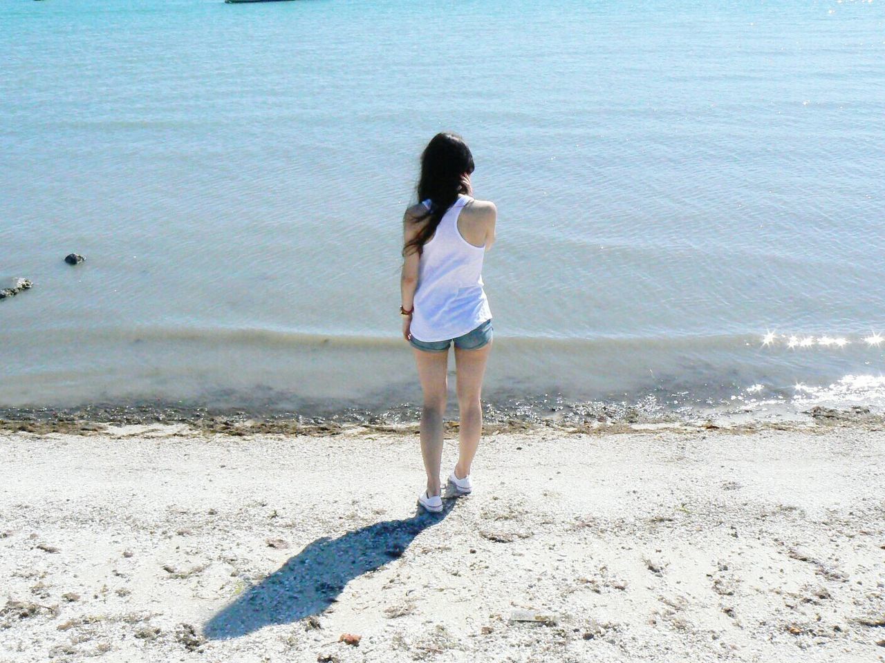 REAR VIEW OF FULL LENGTH OF MAN ON BEACH