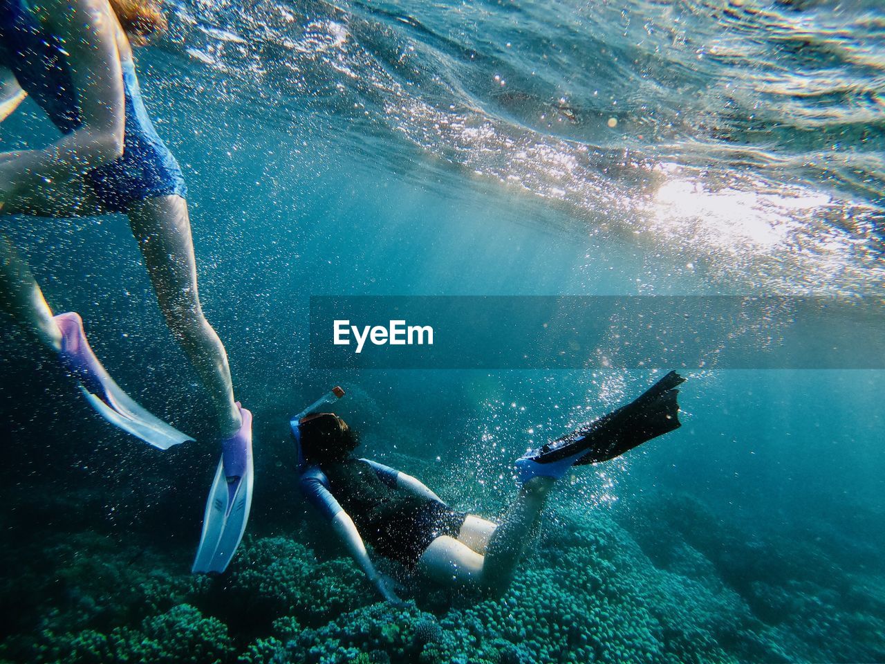 HIGH ANGLE VIEW OF MAN SWIMMING UNDERWATER