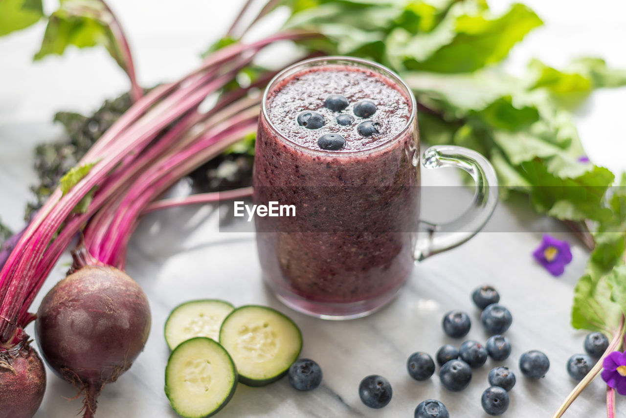 HIGH ANGLE VIEW OF JUICE IN GLASS ON TABLE