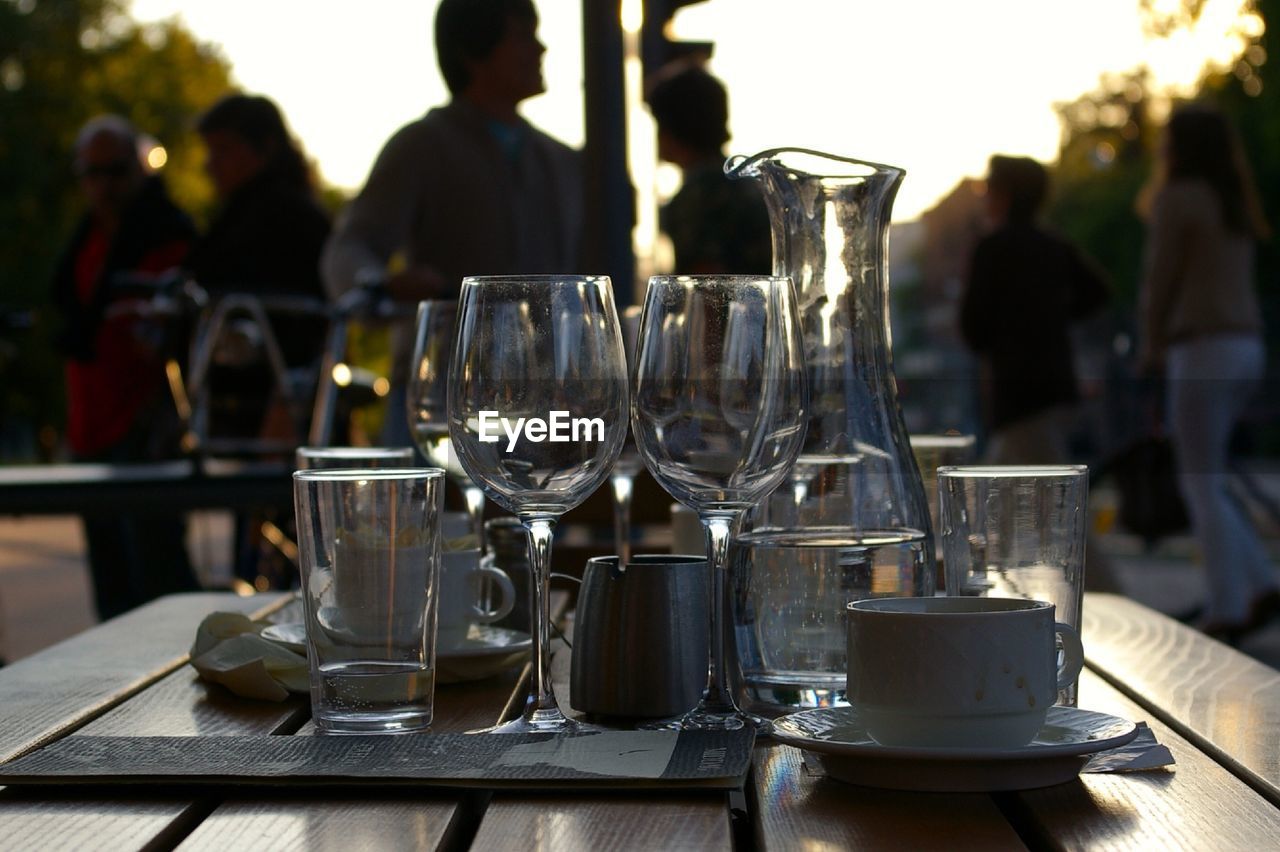 CLOSE-UP OF WINE GLASSES ON RESTAURANT