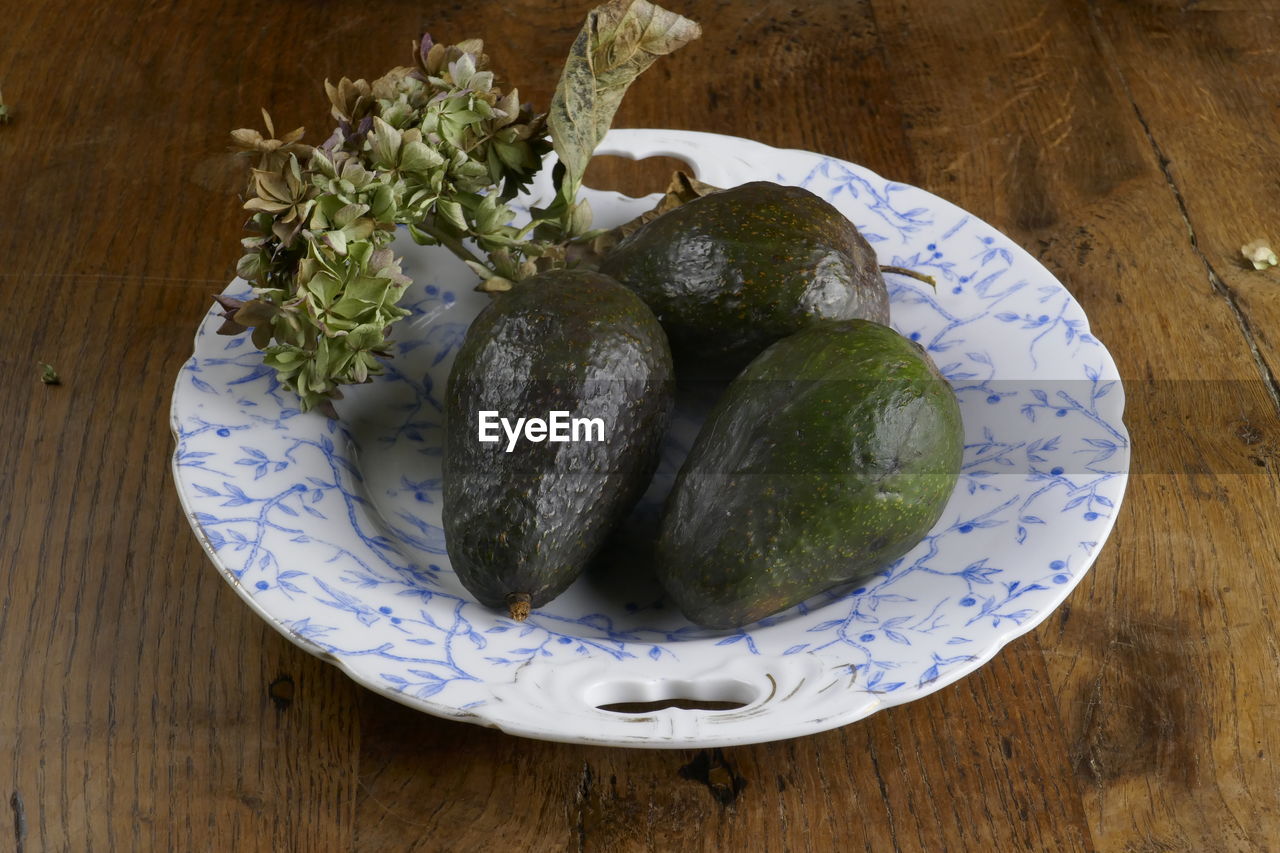 HIGH ANGLE VIEW OF FRUITS ON PLATE