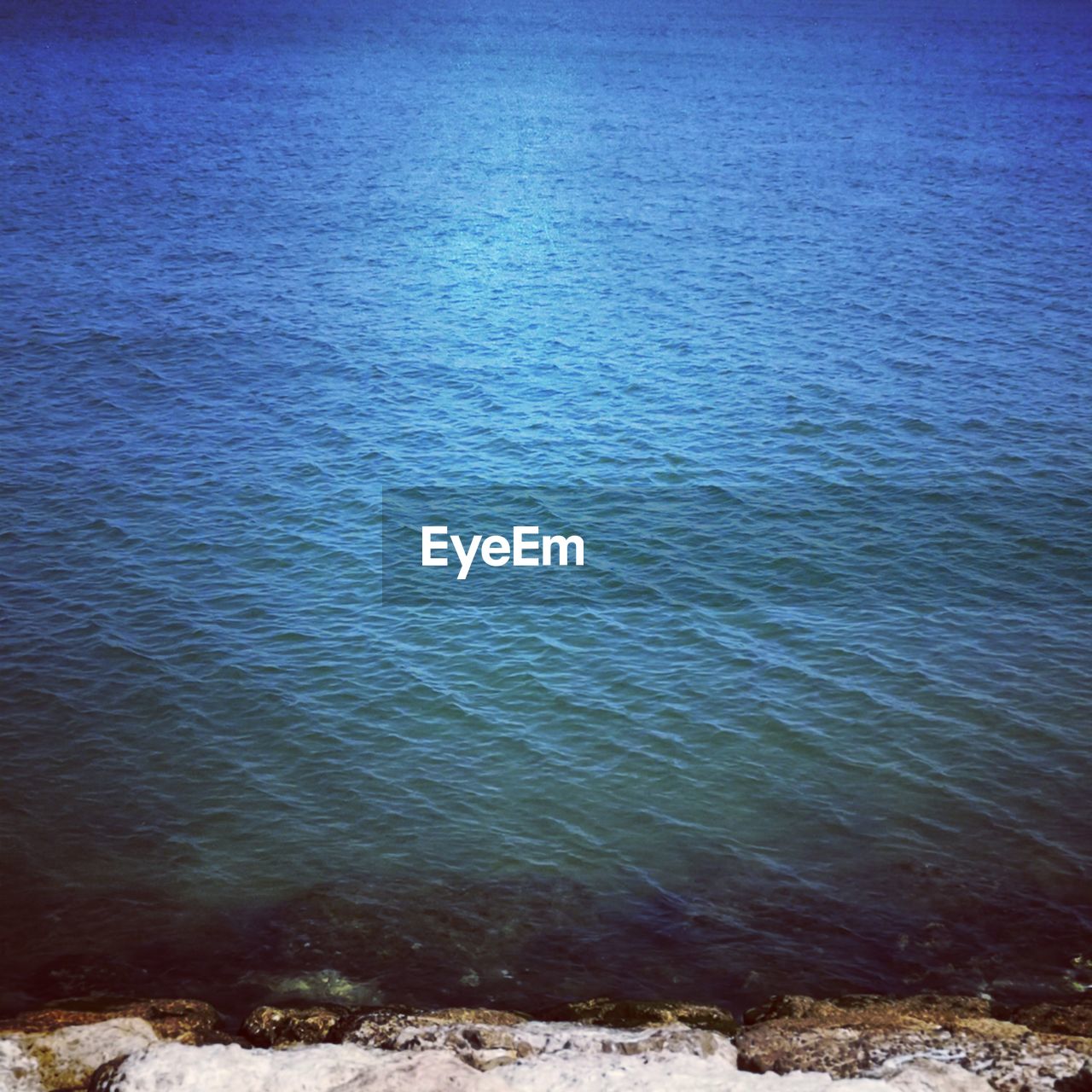 HIGH ANGLE VIEW OF SEA WAVES