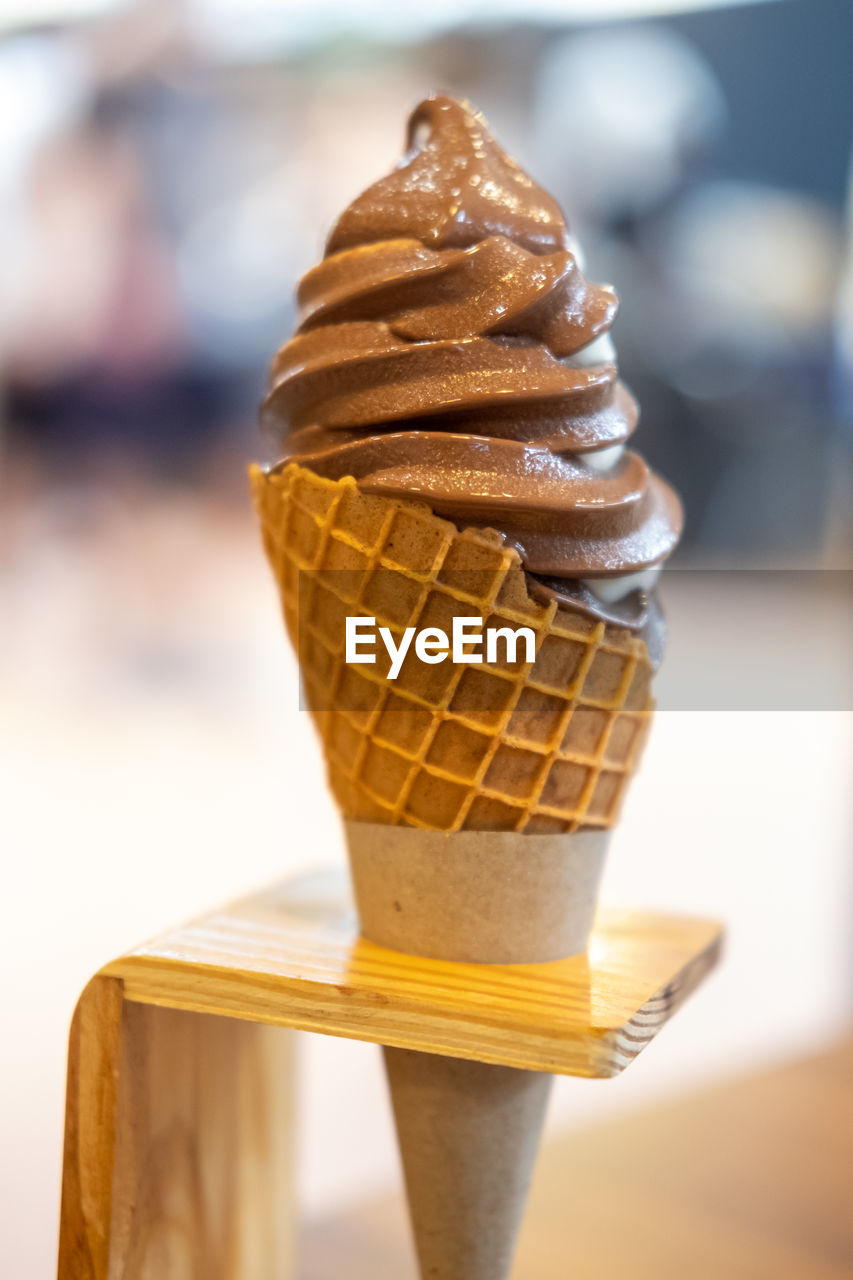 ice cream cone, cone, sweet food, frozen food, ice cream, sweet, frozen, dessert, food and drink, dairy, food, temptation, unhealthy eating, chocolate ice cream, vanilla ice cream, focus on foreground, close-up, fast food, gelato, freshness, no people, chocolate, day, cold temperature, summer, melting, vanilla