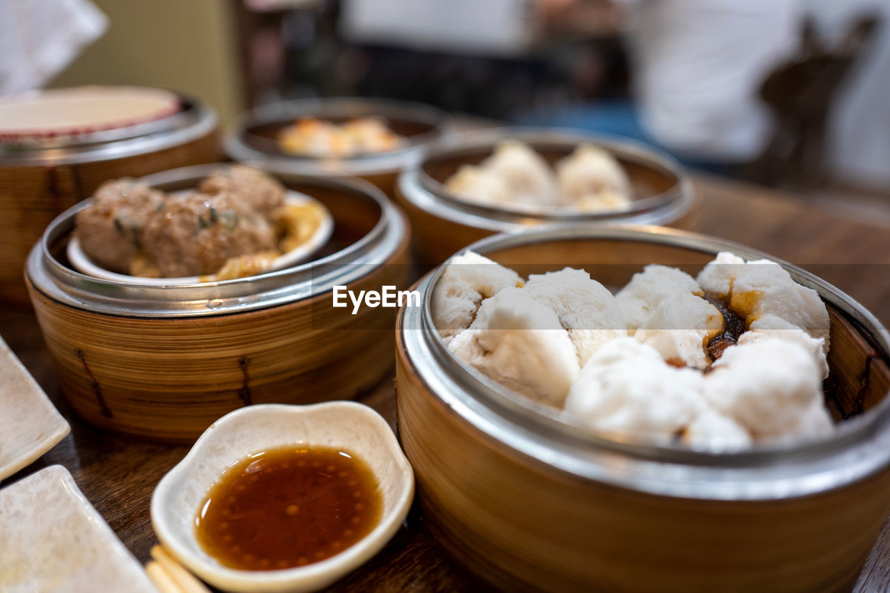 HIGH ANGLE VIEW OF FOOD ON TABLE